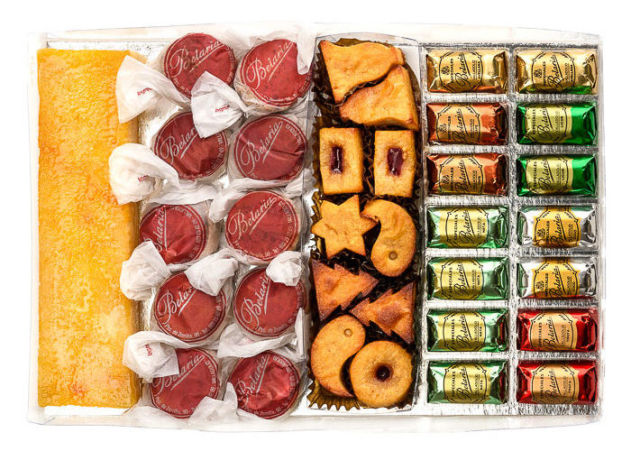 Surtido productos navideños, turrón de yema tostada, bombones, polvorones, mazapanes, aguinaldo, exquisito