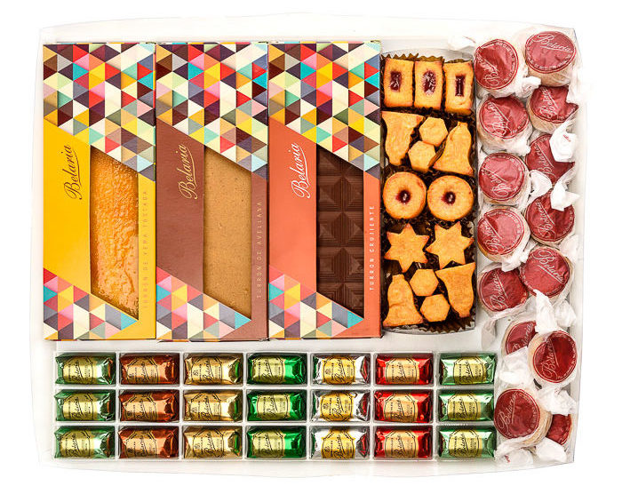 Surtido productos navideños, turrón de yema tostada, turrón crujiente de pailleté, turrón de avellana, chocolate, bombones, polvorones, mazapanes, aguinaldo, exquisito